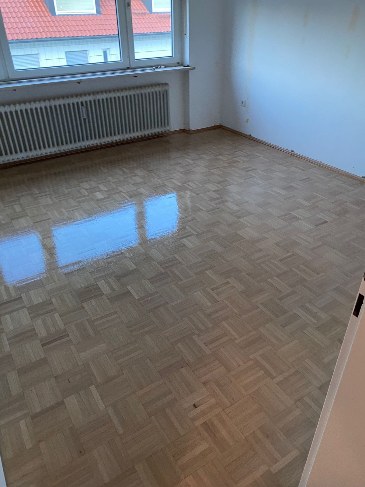 Heller Wohnraum mit glänzendem Parkett