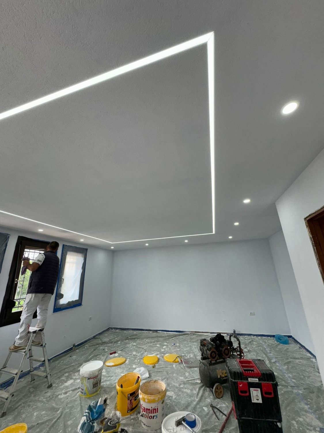Fertige Decke mit umlaufenden LED-Lichtlinien