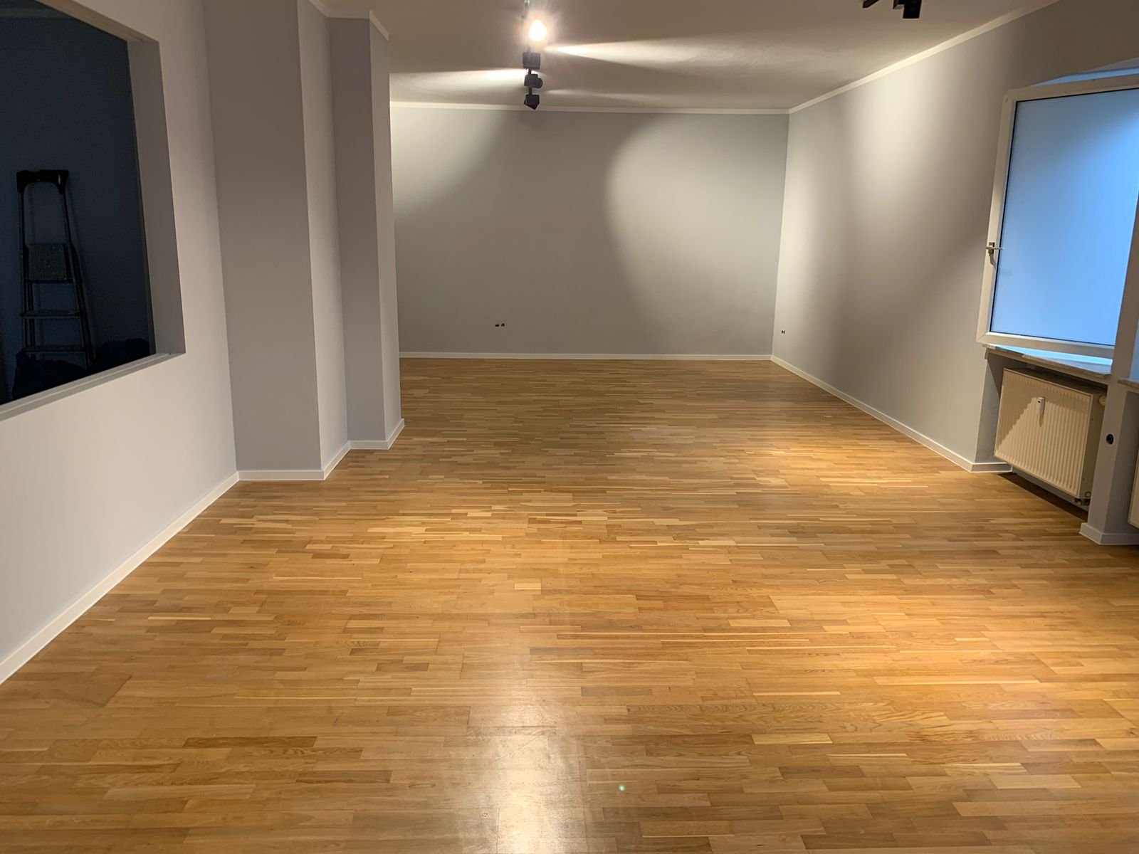 Renovierter Wohnraum mit neuem Holzboden – Projekt von MEL